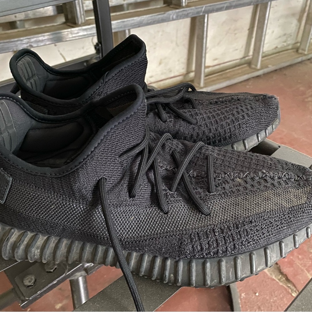 Yeezy Boost 350 V2 onyx